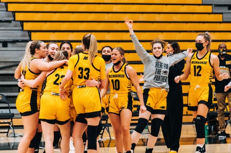 UWM Basketball Team Celebrates