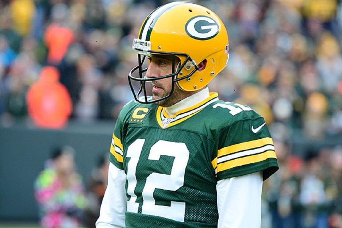 Aaron Rodgers signs contract extension assuring he will remain in